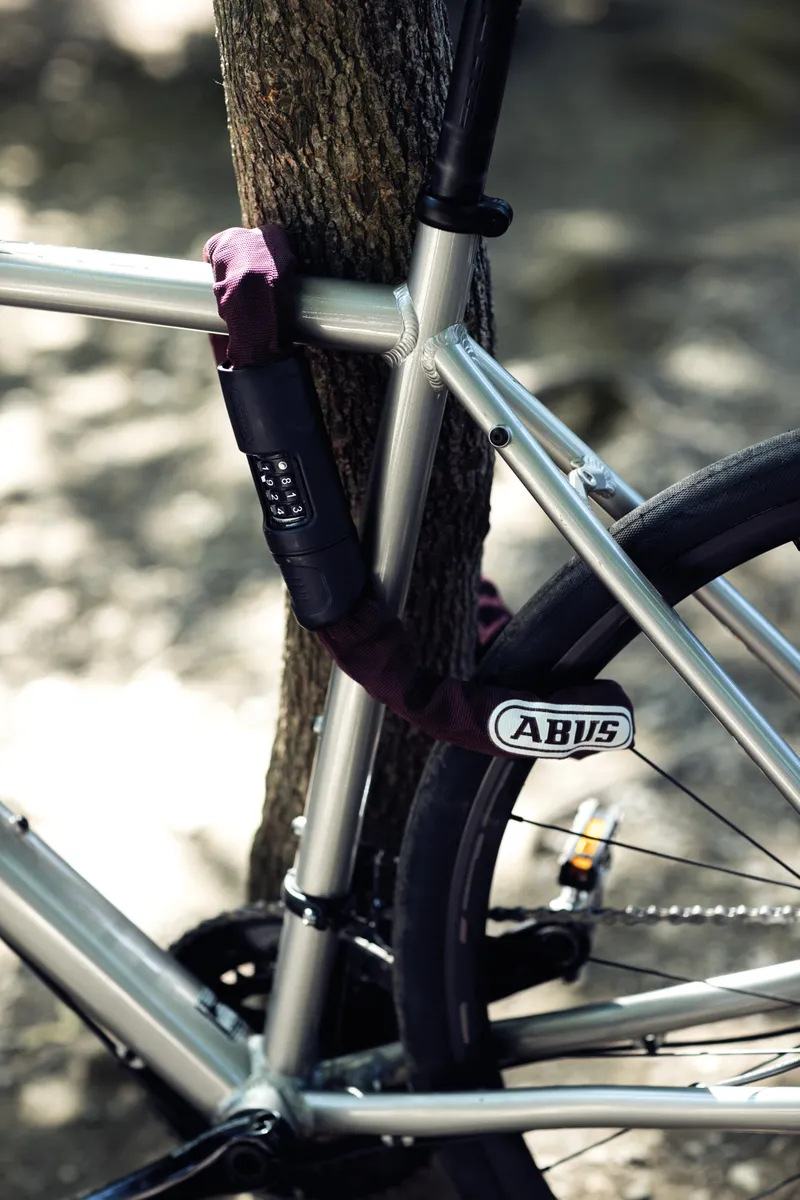 ABUS 8808C 85 cm, Russet Red fastlåst i cykel och träd