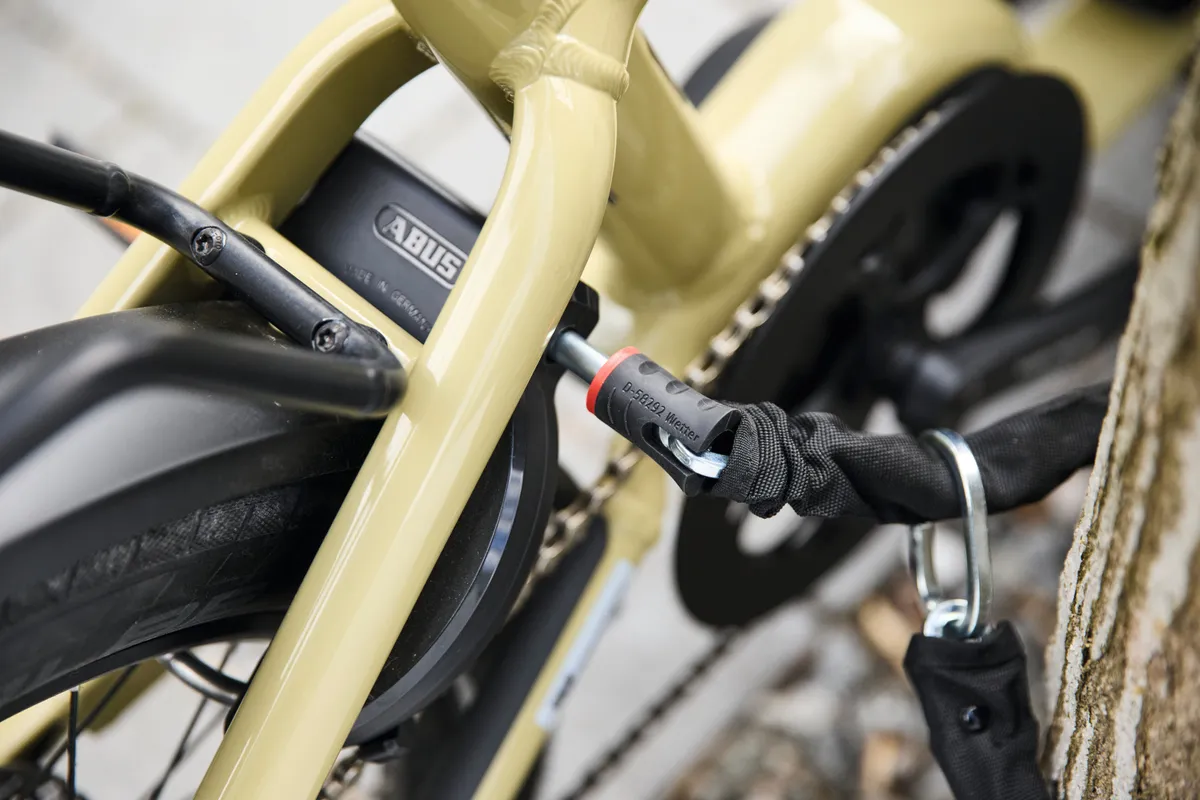 ABUS Adaptor Chain Classic 5.5KS 85 cm närbild på infästning ramlås