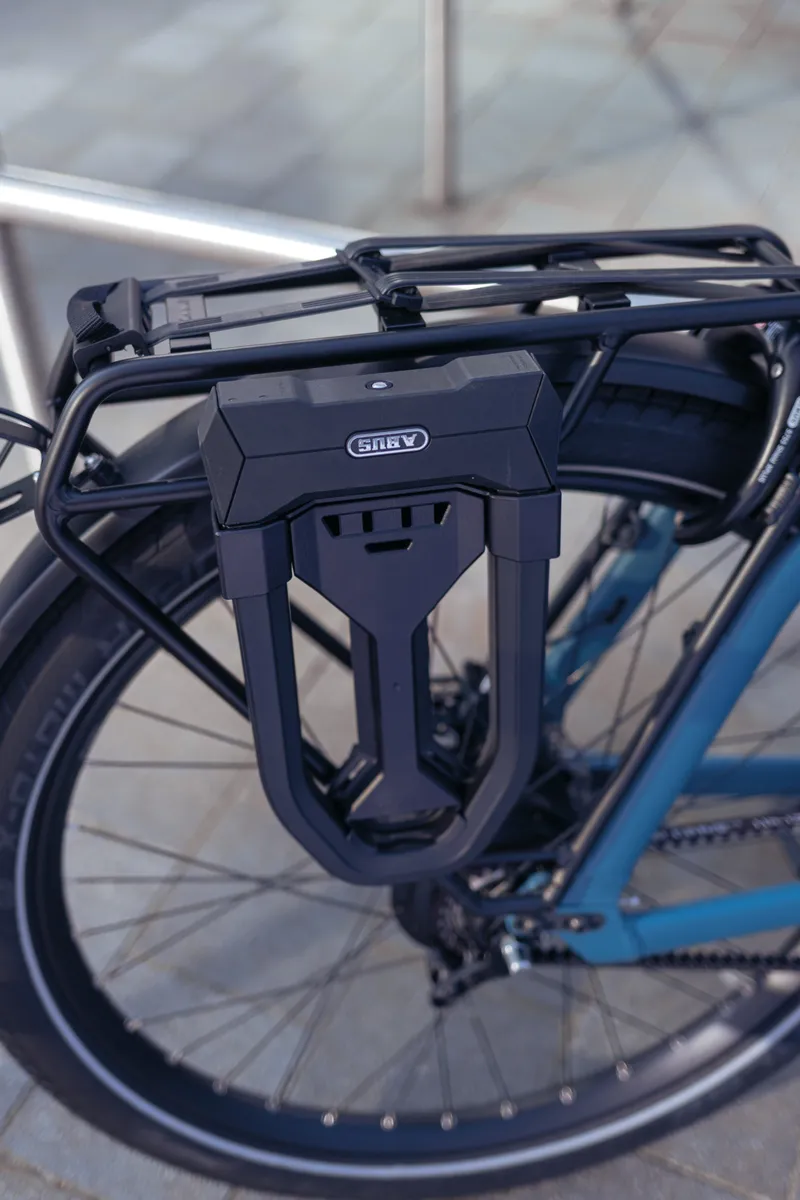ABUS Granit Super Extreme 2500 fastlåst i sitt fäste