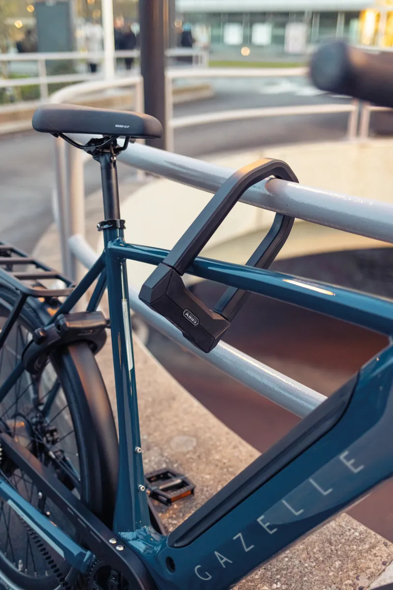 ABUS Granit Super Extreme 2500 fastlåst i cykelram och metallstaket