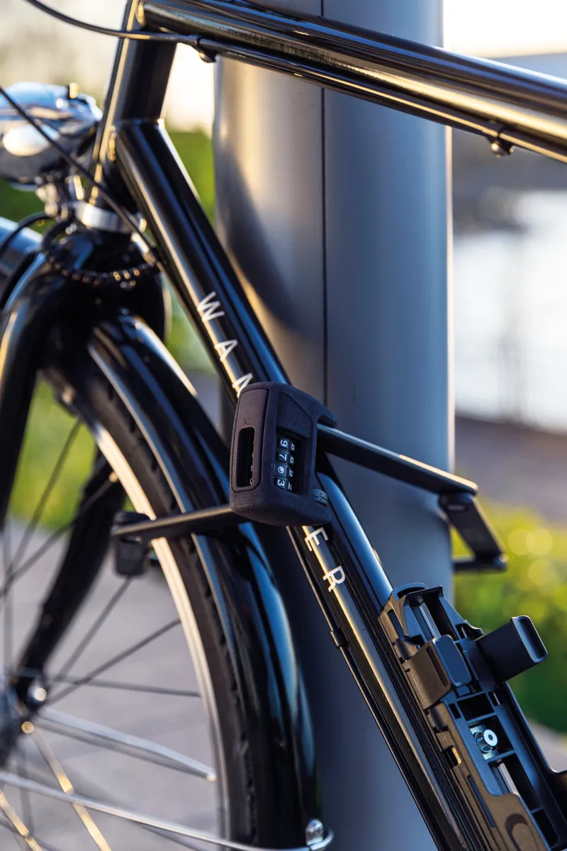 ABUS Bordo Combo 6000C 90 cm låst i en cykel och runt en stolpe