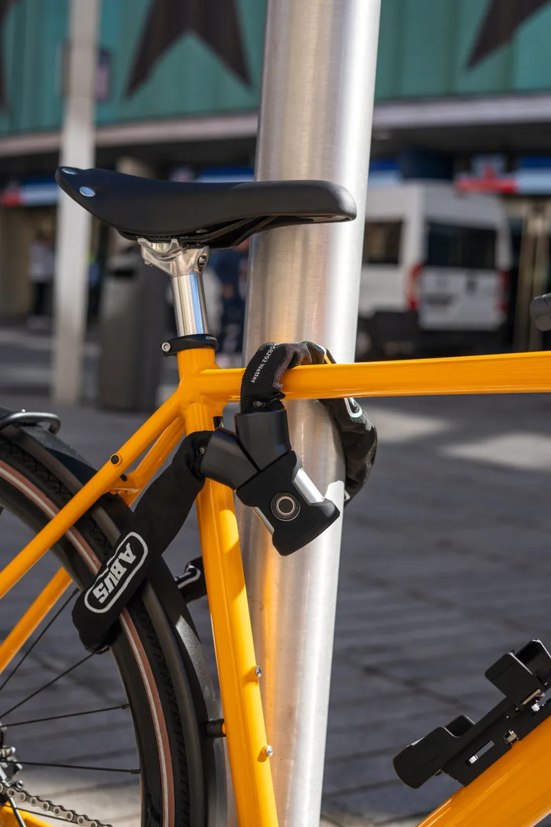 ABUS Yardo 7807F – Kättinglås, 85 cm fastlåst i en cykel och stolpe