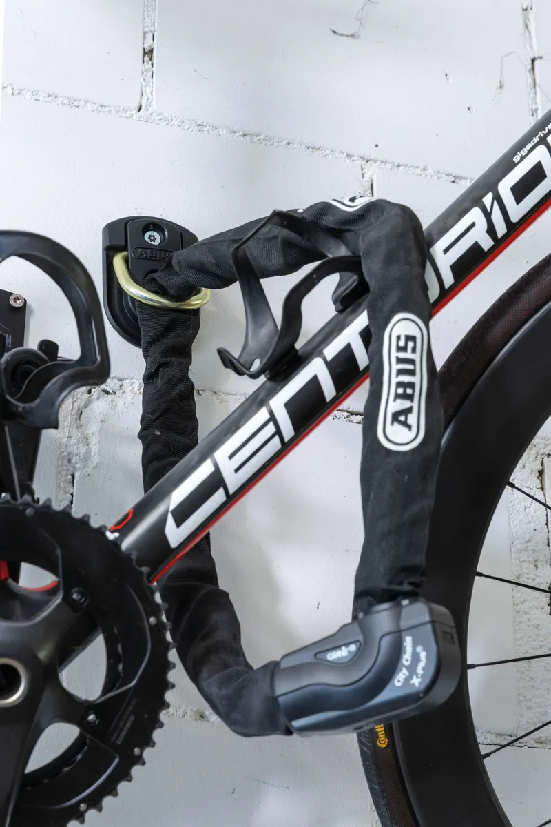 ABUS WBA 75 Granit monterat på väggen och låser en cykel med kätting