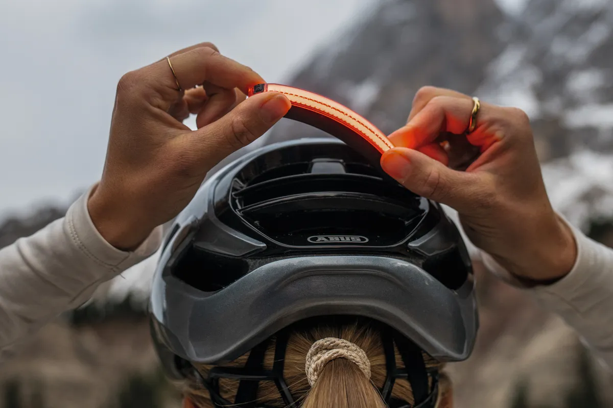 Cyklist sätter fast baklampan på en ABUS Taipan LED