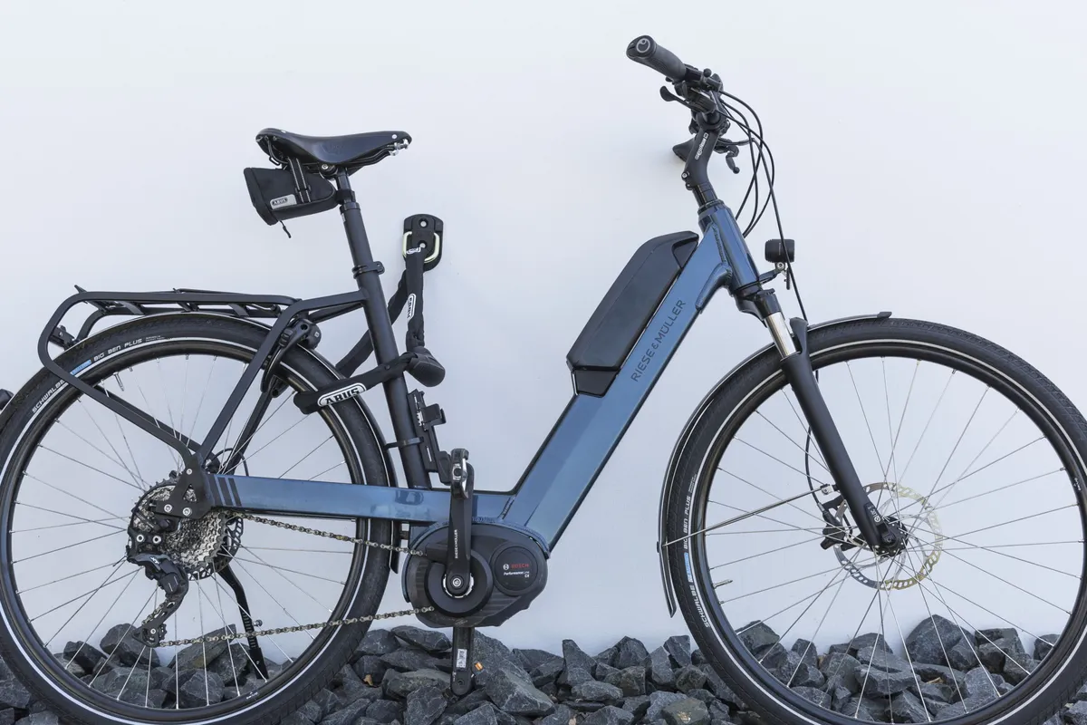 ABUS WBA 60 monterat i väggen och låser fast en cykel med kätting