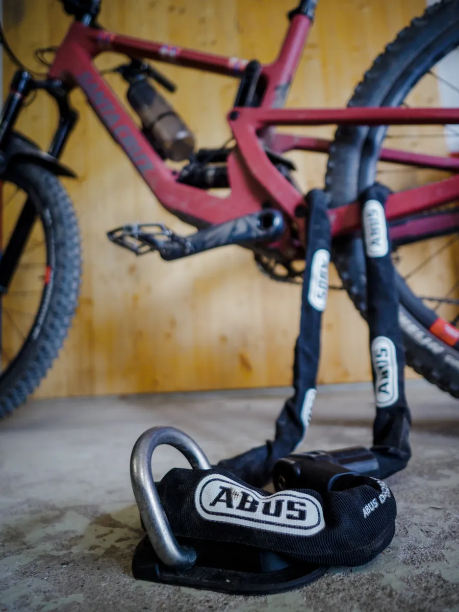 ABUS WBA 60 i närbild monterat i golvet